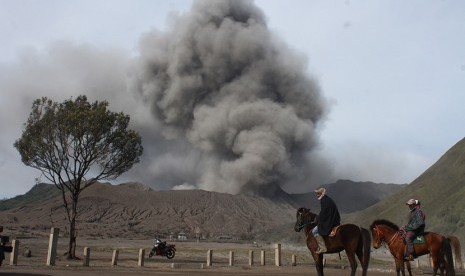 Sejumlah warga menunggani kuda saat beraktivitas di sekitar Gunung Bromo, Probolinggo, Jawa Timur, Selasa (12/7). (Antara/Ari Bowo Sucipto)