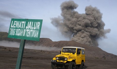 Mobil melintas di lautan pasir di kawasan Gunung Bromo, Probolinggo Jawa Timur, Selasa (12/7). (Antara/Ari Bowo Sucipto)