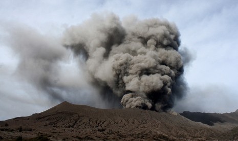 Abu vulkanis menyembur dari kawah Gunung Bromo, Probolinggo Jawa Timur, Selasa (12/7). (Antara/Ari Bowo Sucipto)