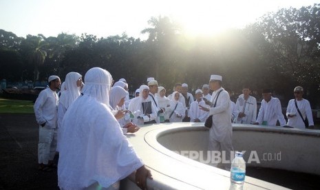  Sejumlah calon jamaah haji mengikuti pelatihan manasik haji di Asrama Haji Pondok Gede, Jakarta, Ahad (31/7). (foto : MgROL_76)