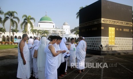  Sejumlah calon jamaah haji mengikuti pelatihan manasik haji di Asrama Haji Pondok Gede, Jakarta, Ahad (31/7). (foto : MgROL_76)