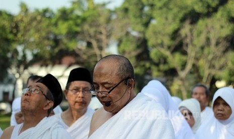  Sejumlah calon jamaah haji mengikuti pelatihan manasik haji di Asrama Haji Pondok Gede, Jakarta, Ahad (31/7). (foto : MgROL_76)