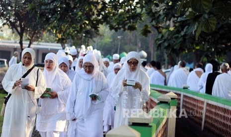  Sejumlah calon jamaah haji mengikuti pelatihan manasik haji di Asrama Haji Pondok Gede, Jakarta, Ahad (31/7). (foto : MgROL_76)