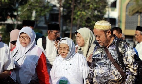  Sejumlah calon jamaah haji mengikuti pelatihan manasik haji di Asrama Haji Pondok Gede, Jakarta, Ahad (31/7). (foto : MgROL_76)