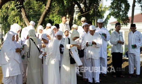  Sejumlah calon jamaah haji mengikuti pelatihan manasik haji di Asrama Haji Pondok Gede, Jakarta, Ahad (31/7). (foto : MgROL_76)