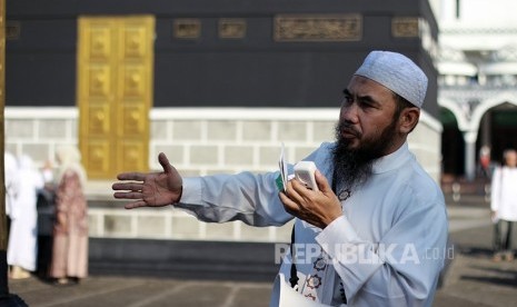 Seorang pemandu manasik haji sedang memberikan panduan kepada calon jamaah haji di Asrama Haji, Pondok Gede, Jakarta Timur, Ahad (31/7). (foto : MgROL_76)