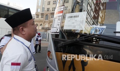 Kepala Daker Madinah Nasrullah Jasam memeriksa label identitas bus pengangkut jamaah haji dari Madinah yang akan menuju Makkah, Rabu (31/8).