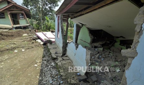 Sejumlah rumah rusak akibat pergerakan tanah (ilustrasi)