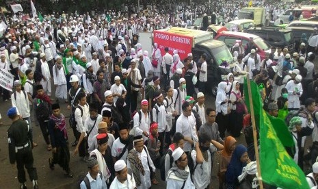  Peserta Aksi Bela Islam III memadati lapangan Monas, Jakarta, Jumat (2/12). 