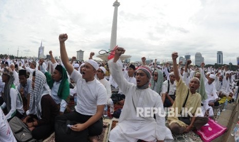 Ribuan umat Islam mengikuti aksi super damai 212 di Lapangan Monas, Jumat (2/12).