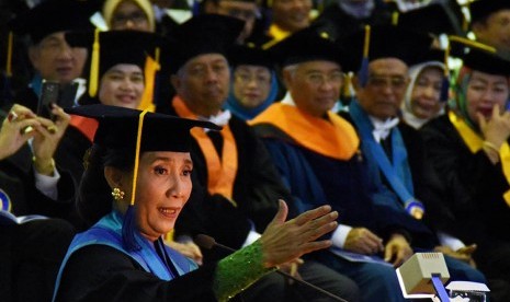 Menteri KKP Susi Pudjiastuti menyampaikan orasi ilmiahnya, pada Penganugerahan gelar doktor kehormatan (honoris causa) dari Universitas Diponegoro (Undip) di Semarang, Jawa Tengah, Sabtu (3/12). 