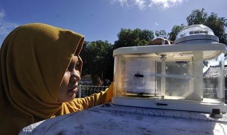 Petugas BMKG (Badan Meteorologi, Klimatologi dan Geofisika) mengamati alat pengukur radiasi sinar matahari (Actinograf Bimetal) di Laboratorium Terbuka BMKG Serang, di Banten, Sabtu (3/12). 