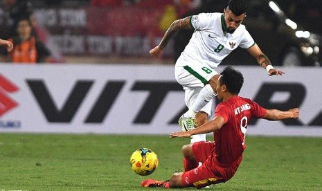 Gelandang timnas Indonesia Stefano Lilipaly (kiri).