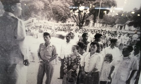 Presiden Sukarno berbicara di depan rakyat pada 1946.