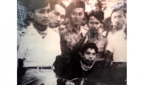 Suharto bersama Panglima Besar Sudirman sebelum pulang ke Yogyakarta dari medan gerilya.