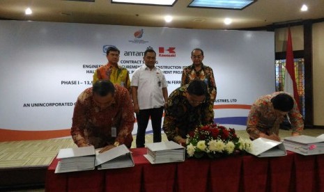 PT. Aneka Tambang melakukan kontrak kerjasama dengan PT. Wijaya Karya dan PT. Kawasaki Heavy Industries dalam pembangunan smelter di Halmahera Timur, Rabu (21/12).  