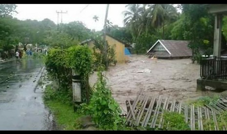 Ribuan rumah terendam banjir di Kota Bima, Kabupaten Bima dan Kabupaten Sumbawa Provinsi Nusa Tenggara Barat pada Rabu (21/12) pukul 03.00 WITA.