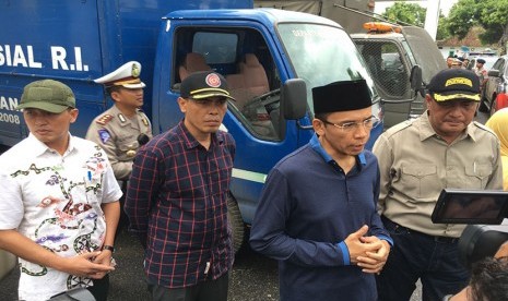 Gubernur NTB TGH M Zainul Majdi meninjau langsung lokasi banjir di Kota Bima, Kamis (22/12).  