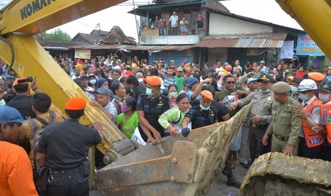 Warga menghadang alat berat saat pembongkaran permukiman liar yang menempati kawasan bekas Stasiun Purwodadi, Grobogan, Jawa Tengah, Kamis (22/12).