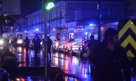 Deretan kendaraan ambulan di lokasi serangan pria bersenjata di Istanbul, Turki, Ahad (1/1).