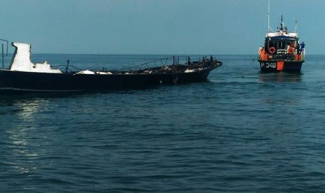 Kapal penumpang Zahro Express tujuan pulau tidung mengalami musibah kebakaran. 