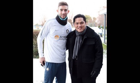 Presiden Inter Milan Erick Thohir bersama pemain baru Inter Milan, Gagliardini.