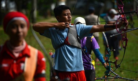 Sejumlah atlet panahan mengikuti pelatnas SEA Games 2017 di Olympic Center, Cibubur, Jakarta Timur, Selasa (17/1). 