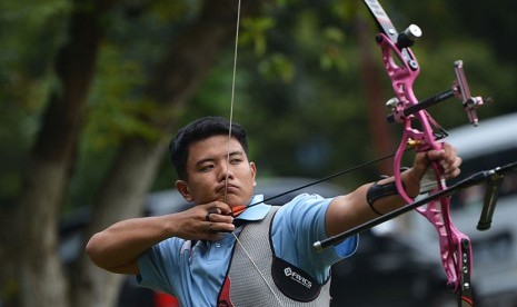 Atlet panahan Muhammad Hanif Wijaya bersiap melepaskan anak panah saat mengikuti pelatnas SEA Games 2017 di Olympic Center, Cibubur, Jakarta Timur, Selasa (17/1). 