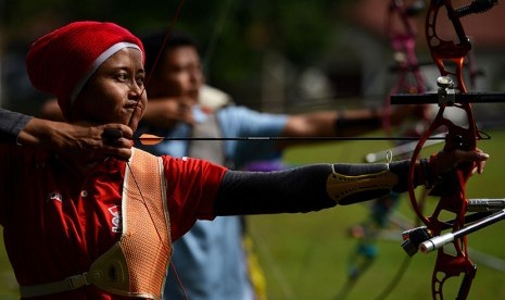 Atlet panahan Ika Yuliana bersiap melepaskan anak panah saat mengikuti pelatnas SEA Games 2017 di Olympic Center, Cibubur, Jakarta Timur, Selasa (17/1). 