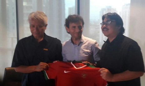 Pelatih Timnas Luis Milla (tengah) diapit Direktur Teknik PSSI Danurwindo (kiri) dan Sekjen PSSI Ade Wellington saat perkenalan kepada media di kantor PSSI, Kuningan, Jakarta, Jumat (20/1).