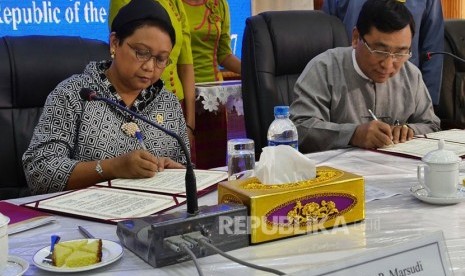 Menlu Retno Lestari Priansari Marsudi melakukan penandatanganan penyerahan bantuan kemanusiaan dengan Menteri Kesejahteraan Sosial Myanmar, Win Myat Aye di Kantor Gubernur Rakhine State, Myanmar, Sabtu (21/1).