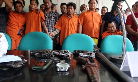 Barang bukti kelompok pembunuh bayaran bersama para tersangka dihadirkan pada gelar kasus penembakan pemilik toko airsoft gun, di Medan, Sumatera Utara, Ahad (22/1). 