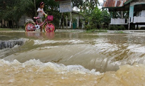 Seorang anak melintasi banjir Desa Teupin Peuraho, Aceh. Saat ini BPBD Aceh memgimbau seluruh warga untuk siaga bencana banjir (ilustrasi) 