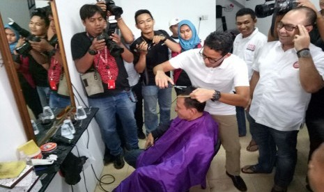 Calon Wakil Gubernur DKI Jakarta Sandiaga Salahudin Uno mengadakan Cukur Rambut Gratis di 100 titik di Jakarta