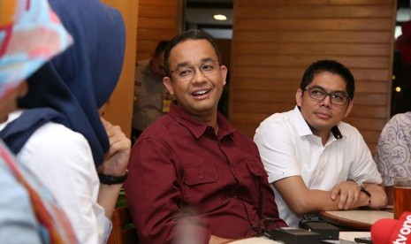  Calon Gubernur DKI Jakarta, Anies Baswedan saat berssaat makan siang bersama awak media di bilangan Taman Sari, Jakarta Barat, Rabu (25/1).