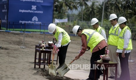  Presiden Jokowi meletakan batu pertama pembangunan New Yogyakarta Internasional Airport (NYIA) di Temon, Kulonprogo, DI Yogyakarta, Jumat (27/1). 