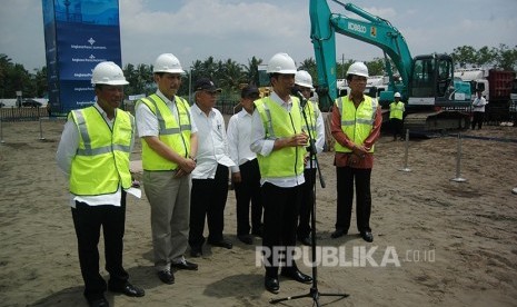 Presiden Joko Widodo memberikan keterangan kepada wartawan di lahan pembangunan New Yogyakarta Internasional Airport (NYIA) di Temon, Kulonprogo, DI Yogyakarta, Jumat (27/1). 