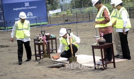  Presiden Jokowi meletakan batu pertama pembangunan New Yogyakarta Internasional Airport (NYIA) di Temon, Kulonprogo, DI Yogyakarta, Jumat (27/1). 