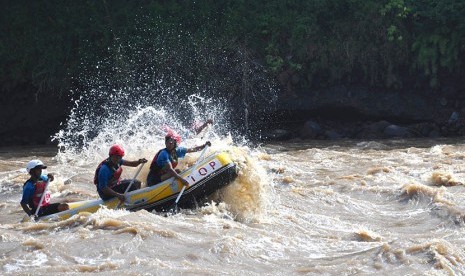 Regu Junior Putra Jambi mengikuti lomba Jarak Jauh Kejuaraan Nasional Arung Jeram XX 2017 di Sungai Progo, Desa Bogo, Kecamatan Kalibawang, Yogyakarta, Senin (30/1). 