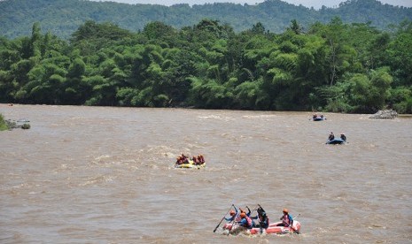 Peserta putri menyelesaikan lomba Jarak Jauh Kejuaraan Nasional Arung Jeram XX 2017 di Sungai Progo, Sendang Kreo, Kecamatan Minggir, Yogyakarta, Senin (30/1). 