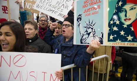 Aksi unjuk rasa memprotes kebijakan Presiden AS Donald Trump yang melarang masuk imigran Muslim.