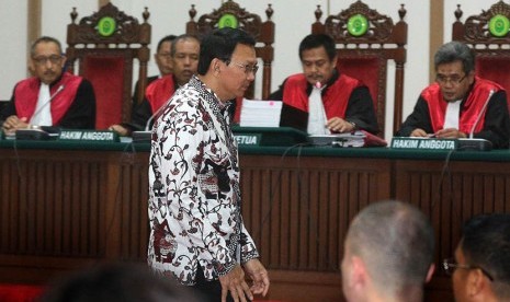 Terdakwa kasus penistaan agama Basuki Tjahaja Purnama atau Ahok menjalani sidang ke-10 di Auditorium Kementerian Pertanian, Jakarta, Senin (13/2). 