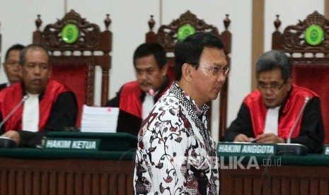 Terdakwa kasus penistaan agama Basuki Tjahaja Purnama atau Ahok menjalani sidang ke-10 di Auditorium Kementerian Pertanian, Jakarta, Senin (13/2). 