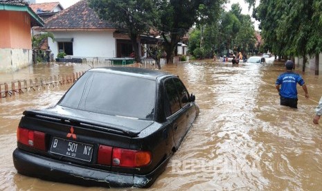 Banjir merendam jalan raya di Kelurahan Bukit Duri, Jakarta, Kamis (16/2).