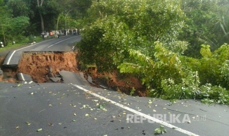                         Jalan raya Kuningan -  Majalengka terputus total di Desa Kawah Manuk, Kecamatan Darma, Kabupaten Kuningan, Jumat (17/2).