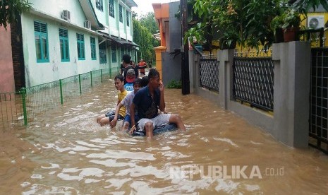   Banjir di Jalan Budi Harapan, Kelurahan Cipinang Melayu, Kecamatan Makassar, Jakarta Timur, Selasa (21/2).