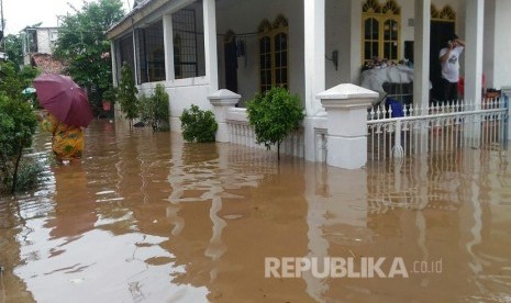 Banjir di Jalan Budi Harapan, Kelurahan Cipinang Melayu, Kecamatan Makassar, Jakarta Timur, Selasa (21/2).