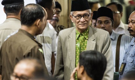 Expert on Islamic Science from the Central Board of Nahdlatul Ulama (PBNU) Miftachul Akhyar (center) entered the courtroom of religious blasphemy case at the Ministry of Agriculture, Jakarta, Tuesday (Feb 21).