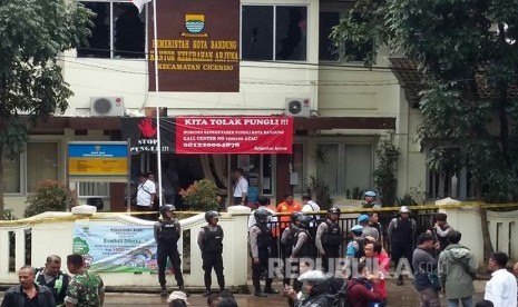 Anggota Brimob  berjaga mengamankan Kantor Kelurahan Arjuna, Pasca pelaku peledakan dibawa menggunakan Ambulance, Jalan Ajuna, Kota Bandung, Senin (27/2).