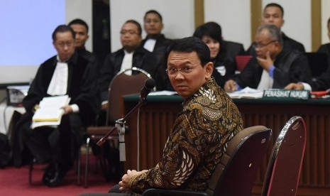 Terdakwa kasus dugaan penistaan agama Basuki Tjahaja Purnama mengikuti sidang lanjutan di auditorium Kementerian Pertanian, Jakarta.